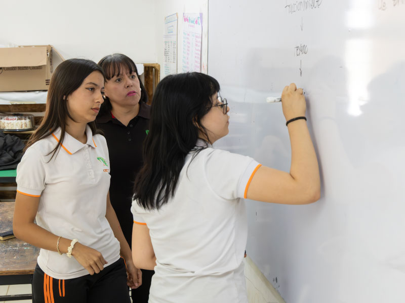 DULCE MUY RANGEL IMPULSA A ESTUDIANTES DE CECYTE A LLEVAR LA CIENCIA DEL AULA AL MERCADO